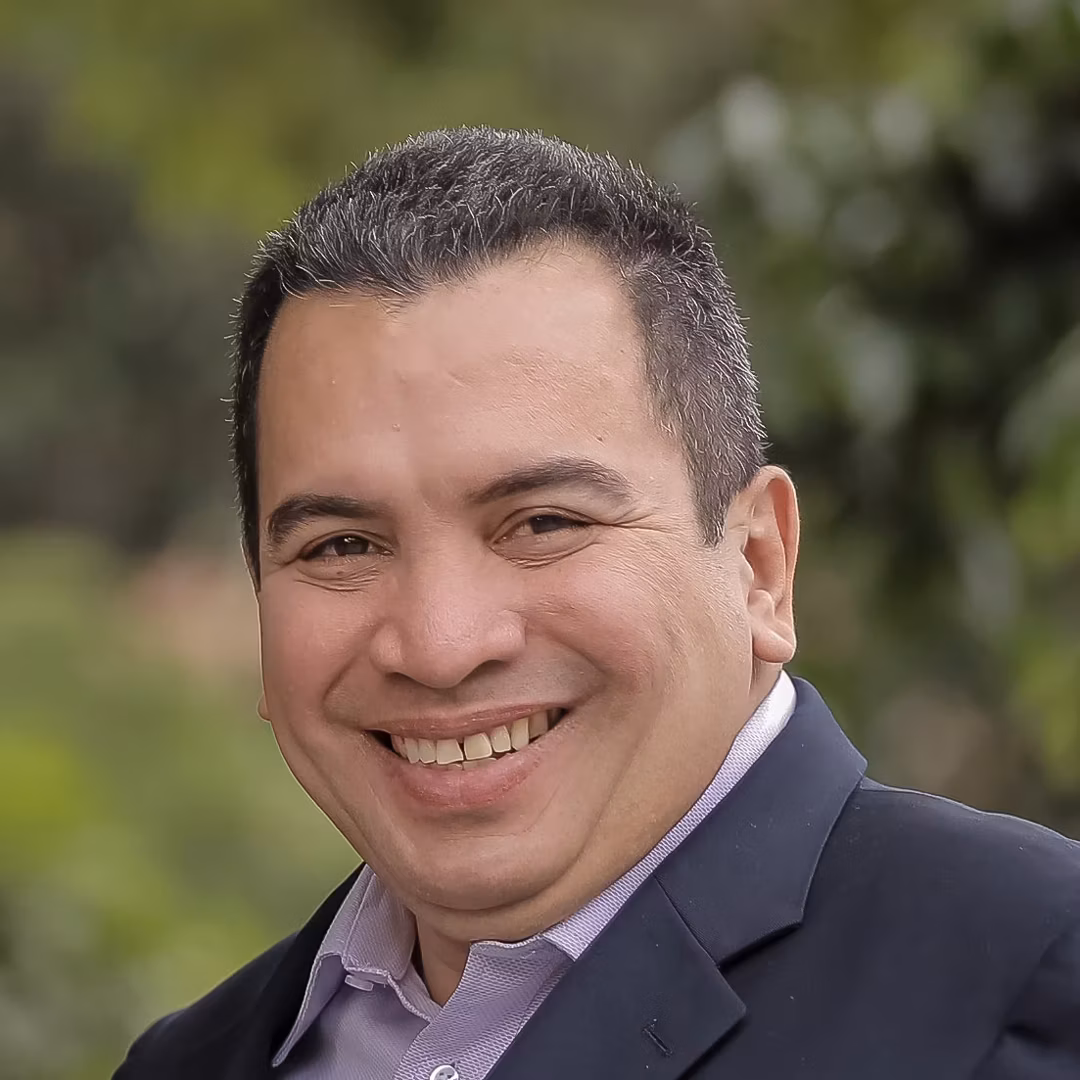 Entrenador-AIBES-Lucho Salazar
